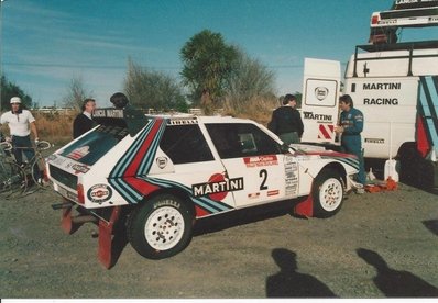 Asistencia del Equipo Martini Lancia en el 16º AWA Clarion Rally de Nueva Zelanda 1986
En el Lancia Delta S4 (TO 90679E) de Markku Alén - Ilkka Kivimaki, clasificado 2º.

Del 5 al 8 de Julio, Auckland, Nueva Zelanda.
Superficie: tierra.

El Rally tenia un total de 1980 km de los que 597.76 km divididos en 35 tramos eran especiales, (uno de ellos fue cancelado SS26 Kawerau Forest de 26.73 Km).

Se inscribieron 55 equipos, tomaron la salida 52, finalizaron 40.

© Cathy Parker
@
Palabras clave: Markku_Alen;Nueva_Zelanda;Asistencias;Lancia;Delta;Grupo_B;1986