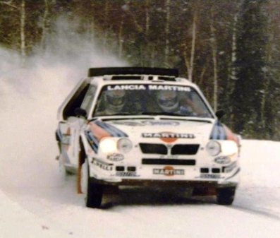 Markku Alén - Ilkka Kivimaki
36º Internacional Suecia Rally 1986. Lancia Delta S4 (A6 37613). Clasificado 2º.

Del 14 al 16 de Febrero, Karlstad, Suecia.
Superficie: nieve - hielo.

El Rally tenia un total de 1670.00 km de los que 556.79 km divididos en 30 tramos eran especiales.

Tomaron la salida 107 equipos, finalizaron 62.@
Palabras clave: Lancia;Suecia;Markku_Alen;Ilkka_Kivimaki;Delta;Grupo_B;nieve;1986