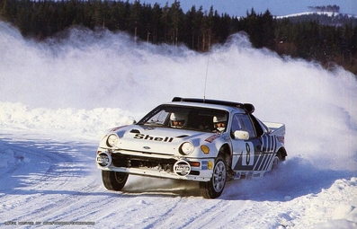 Karl-Erik (Kalle) Grundel - Benny Melander
36º Internacional Suecia Rally 1986. Ford RS200 (B200 Y00). Clasificado 3º.

Del 14 al 16 de Febrero, Karlstad, Suecia.
Superficie: nieve - hielo.

El Rally tenia un total de 1670.00 km de los que 556.79 km divididos en 30 tramos eran especiales.

Tomaron la salida 107 equipos, finalizaron 62.

Foto de Claudio Cavion con autógrafo dedicado
@
Palabras clave: Kalle_Grundel;Ford;RS;Grupo_B;1986;nieve