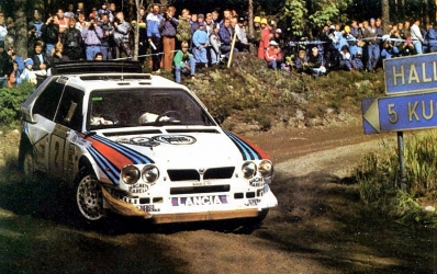 Markku Alén - Ilkka Kivimäki
36º 1000 Lakes Rally 1986. Lancia Delta S4 (TO-90681E). Clasificado 3º.

De SS1 a SS34, dominó el Rally Markku Alen con el Lancia Delta S4, pero una pequeña salida de pista le hizo perder un tiempo imposible de recuperar hasta el final del mismo (total SS48) quedando 3º.
2º quedó Juha Kankkunen compañero de Equipo de Timo Salonen.

Del 5 al 7 de Septiembre, Jyväskylä, Finlandia.
Superficie: tierra.

El Rally tenia un total de 1344.89 km de los que 389.97 km divididos en 48 tramos eran especiales, (una de ellas fue cancelada SS8 Savo de 8.11 Km).

Se inscribieron 169 equipos, tomaron la salida 164, finalizaron 81.
@
Palabras clave: Markku_Alen;Lancia;Delta;S4;Grupo_B;Finlandia;1986