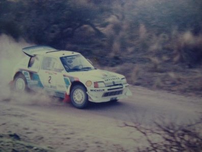 Stig Blomqvist - Bruno Berglund
6º Marlboro Rally de Argentina 1986. Peugeot 205 Turbo 16 E2 (311 FPF 75). Clasificado 3º.

Del 6 al 9 de Agosto, Buenos Aires - Cordoba, Argentina.
Superficie: tierra.

El Rally tenia un total de 2072.00 km de los que 624.35 km divididos en 27 tramos eran especiales, (una de ellas fue cancelada SS19 Tanti - Cuchilla Nevada de 30.59 km).

Tomaron la salida 150 equipos, finalizaron 50.@
Palabras clave: Stig_Blomqvist;Grupo_B;Peugeot;Turbo;Argentina;1986