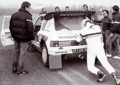 Stig Blomqvist - Bruno Berglund
6º Marlboro Rally Argentina 1986. Peugeot 205 Turbo 16 E2. Clasificado 3º.
El Rally tenia un total de 2072 km de los que 569 km divididos en 27 tramos, eran especiales, (una de ellas fue cancelada SS19).
Tomaron la salida 150 equipos, finalizaron 50.
En la imagen podemos ver a Bruno Berglund empujando el Peugeot... desconocemos el motivo.@
Palabras clave: Stig_Blomqvist;Grupo_B;Peugeot;Turbo;Argentina;1986;Personajes