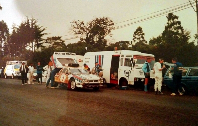 Asistencia del Equipo Martini Lancia en el 34º Marlboro Safari Rally Kenya 1986
En el Lancia Rally 037 (TO W67768) de Markku Alén - Ilkka Kivimaki, Clasificado 3º.

Del 29 de Marzo al 2 de Abril, Nairobi, Kenya, África.
Superficie: tierra.

El Rally tenia un total de 4.190 km con 63 controles horarios.

Tomaron la salida 69 equipos, finalizaron 16.@
Palabras clave: Markku_Alen;Lancia;Grupo_B;Safari;1986;Asistencias