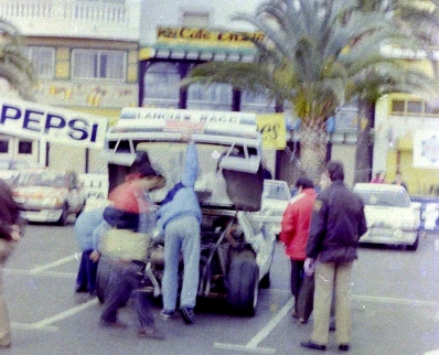 34º Rally Costa Brava 1986
ANÉCDOTA
En el Parque Cerrado de esta edición de 1986 previo a la salida de la 2º Etapa, se recibió un aviso de bomba en el Lancia Rally 037 (2M 5511 P) de Salvador Servià  y Jordi Sabater.
El coche estaba de espaldas al mar y fue empujado y revisado.

El autor de la foto, nuestro amigo Joan Al, comentó que le debí­a temblar el pulso vista la calidad de la foto... y es que fue una situación tan delicada como insólita que acabó siendo una falsa alarma.

Finalmente el Lancia y Servià finalizaron el Rallye en 3ª posición.

Del 21 al 23 de Febrero, Lloret de Mar, Girona, Catalunya, España.
Superficie: asfalto - tierra.

El Rally tenia un total de 1293.91 Km de los que 557.07 Km divididos en 29 tramos eran especiales.

Se inscribieron 110 equipos, tomaron la salida 94, finalizaron 30.

© Joan Al
@
Palabras clave: Lancia;Rally;Grupo_B;Anecdotas;Parque_Cerrado;1986;Salvador_Servia;Costa_Brava