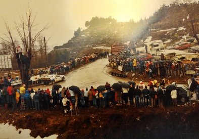 Salvador Servià i Costa - Jordi Sabater
34º Rally Costa Brava 1986. Lancia Rally 037 (2M 5511 P). Clasificado 3º.

Foto en el mítico cruce de Sant Hilari (Cladells "largo").

Del 21 al 23 de Febrero, Lloret de Mar, Girona, Catalunya, España.
Superficie: asfalto - tierra.

El Rally tenia un total de 1293.91 Km de los que 557.07 Km divididos en 29 tramos eran especiales.

Se inscribieron 110 equipos, tomaron la salida 94, finalizaron 30.@
Palabras clave: Salvador_Servia;Jordi_Sabater;Lancia;Rally;Grupo_B;1986;Costa_Brava