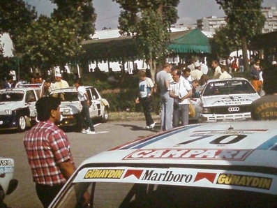 Parque Cerrado del 15º Marlboro Günaydin Turkish Rally 1986
Al fondo a la derecha:
5# Audi Quattro A2 (44 CMN) de Kalevi Aho - Timo Hakala, clasificado 3º.
Empty Pocket Racing Team

Al fondo a la izquierda:
9# MG Metro 6R4 (C727 DYL) de Ali Karacan - Ünlü Canc, clasificado 5º.
Rothmans Playboy Racing

En el centro:
8# Renault 5 Turbo (KR-96-55) de Csaba Budai - Ferenc Lajos, abandonó.

Del 27 al 29 de Junio, Istanbul.
Superficie: tierra.

Desconocemos los kilómetros tanto totales como cronometrados de los que constaba la prueba.

Tomaron la salida 53 equipos, finalizaron 19.
@
Palabras clave: Renault;Audi;Metro;Gunaydin;1986;Grupo_B