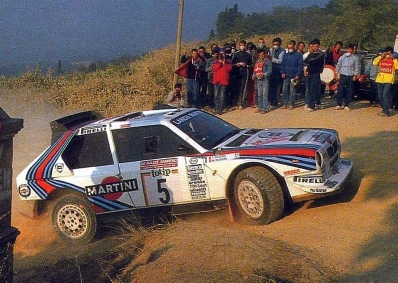Massimo (Miki) Biasion - Tiziano Siviero
28º Rally Sanremo 1986. Lancia Delta S4 (TO 19737F). Clasificado 3º.

Equipo Peugeot descalificado
El tercer dí­a del Rally se examinó el Peugeot y se decreto que las aletas de la parte de abajo eran en realidad faldillas. Las faldillas habí­an sido prohibidas después del Córcega, y a pesar de que los coches habí­an pasado las verificaciones pre-rally, se excluyeron todos los Peugeot de inmediato. Peugeot llevó el asunto a la FISA en diciembre, y decidió que la exclusión era ilegal.

Todos los puntos del Rally para el Campeonato se anularon, por eso Sanremo de 1986 no pudo considerarse una prueba de WRC, y por eso Markku Alén fue Campeón del Mundo durante tan solo 10 dí­as.

Del 13 al 17 de Octubre, Sanremo, Imperia, Italia.
Superficie: asfalto - tierra.

El Rally tenía un total de 2148.69 Km de los que 532.60 Km divididos en 40 tramos eran especiales (2 de ellos fueron cancelados SS8 Santa Luce de 12.30 Km y SS22 La Sela 2 de 10.15 Km).

Tomaron la salida 118 equipos, finalizaron 38.
@

Palabras clave: Miki_Biasion;Tiziano_Siviero;Lancia;Delta;S4;Sanremo;Grupo_B;1986