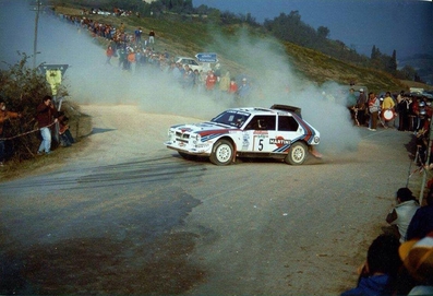 Massimo (Miki) Biasion - Tiziano Siviero
28º Rally Sanremo 1986. Lancia Delta S4 (TO 19737F). Clasificado 3º.

Equipo Peugeot descalificado
El tercer dí­a del Rally se examinó el Peugeot y se decreto que las aletas de la parte de abajo eran en realidad faldillas. Las faldillas habí­an sido prohibidas después del Córcega, y a pesar de que los coches habí­an pasado las verificaciones pre-rally, se excluyeron todos los Peugeot de inmediato. Peugeot llevó el asunto a la FISA en diciembre, y decidió que la exclusión era ilegal.

Todos los puntos del Rally para el Campeonato se anularon, por eso Sanremo de 1986 no pudo considerarse una prueba de WRC, y por eso Markku Alén fue Campeón del Mundo durante tan solo 10 dí­as.

Del 13 al 17 de Octubre, Sanremo, Imperia, Italia.
Superficie: asfalto - tierra.

El Rally tenía un total de 2148.69 Km de los que 532.60 Km divididos en 40 tramos eran especiales (2 de ellos fueron cancelados SS8 Santa Luce de 12.30 Km y SS22 La Sela 2 de 10.15 Km).

Tomaron la salida 118 equipos, finalizaron 38.
@

Palabras clave: Miki_Biasion;Tiziano_Siviero;Lancia;Delta;Sanremo;Grupo_B;1986