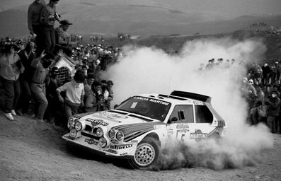 Massimo (Miki) Biasion - Tiziano Siviero
28º Rally Sanremo 1986. Lancia Delta S4 (TO 19737F). Clasificado 3º.

Equipo Peugeot descalificado
El tercer dí­a del Rally se examinó el Peugeot y se decreto que las aletas de la parte de abajo eran en realidad faldillas. Las faldillas habí­an sido prohibidas después del Córcega, y a pesar de que los coches habí­an pasado las verificaciones pre-rally, se excluyeron todos los Peugeot de inmediato. Peugeot llevó el asunto a la FISA en diciembre, y decidió que la exclusión era ilegal.

Todos los puntos del Rally para el Campeonato se anularon, por eso Sanremo de 1986 no pudo considerarse una prueba de WRC, y por eso Markku Alén fue Campeón del Mundo durante tan solo 10 dí­as.

Del 13 al 17 de Octubre, Sanremo, Imperia, Italia.
Superficie: asfalto - tierra.

El Rally tenía un total de 2148.69 Km de los que 532.60 Km divididos en 40 tramos eran especiales (2 de ellos fueron cancelados SS8 Santa Luce de 12.30 Km y SS22 La Sela 2 de 10.15 Km).

Tomaron la salida 118 equipos, finalizaron 38.

© Claudio Cavion
@
Palabras clave: Miki_Biasion;Tiziano_Siviero;Lancia;Delta;Sanremo;Grupo_B;1986