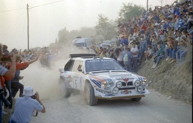 Massimo (Miki) Biasion - Tiziano Siviero
28º Rally Sanremo 1986. Lancia Delta S4 (TO 19737F). Clasificado 3º.

Equipo Peugeot descalificado
El tercer dí­a del Rally se examinó el Peugeot y se decreto que las aletas de la parte de abajo eran en realidad faldillas. Las faldillas habí­an sido prohibidas después del Córcega, y a pesar de que los coches habí­an pasado las verificaciones pre-rally, se excluyeron todos los Peugeot de inmediato. Peugeot llevó el asunto a la FISA en diciembre, y decidió que la exclusión era ilegal.

Todos los puntos del Rally para el Campeonato se anularon, por eso Sanremo de 1986 no pudo considerarse una prueba de WRC, y por eso Markku Alén fue Campeón del Mundo durante tan solo 10 dí­as.

Del 13 al 17 de Octubre, Sanremo, Imperia, Italia.
Superficie: asfalto - tierra.

El Rally tenía un total de 2148.69 Km de los que 532.60 Km divididos en 40 tramos eran especiales (2 de ellos fueron cancelados SS8 Santa Luce de 12.30 Km y SS22 La Sela 2 de 10.15 Km).

Tomaron la salida 118 equipos, finalizaron 38.

© Claudio Cavion
@
Palabras clave: Miki_Biasion;Tiziano_Siviero;Lancia;Delta;Sanremo;Grupo_B;1986