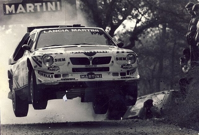 Massimo 
28º Rally Sanremo 1986. Lancia Delta S4 (TO 19737F). Clasificado 3º.

Equipo Peugeot descalificado
El tercer dí­a del Rally se examinó el Peugeot y se decreto que las aletas de la parte de abajo eran en realidad faldillas. Las faldillas habí­an sido prohibidas después del Córcega, y a pesar de que los coches habí­an pasado las verificaciones pre-rally, se excluyeron todos los Peugeot de inmediato. Peugeot llevó el asunto a la FISA en diciembre, y decidió que la exclusión era ilegal.

Todos los puntos del Rally para el Campeonato se anularon, por eso Sanremo de 1986 no pudo considerarse una prueba de WRC, y por eso Markku Alén fue Campeón del Mundo durante tan solo 10 dí­as.

Del 13 al 17 de Octubre, Sanremo, Imperia, Italia.
Superficie: asfalto - tierra.

El Rally tenía un total de 2148.69 Km de los que 532.60 Km divididos en 40 tramos eran especiales (2 de ellos fueron cancelados SS8 Santa Luce de 12.30 Km y SS22 La Sela 2 de 10.15 Km).

Tomaron la salida 118 equipos, finalizaron 38.
@
Palabras clave: Miki_Biasion;Tiziano_Siviero;Lancia;Delta;S4;Sanremo;Grupo_B;1986