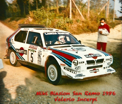 Massimo (Miki) Biasion - Tiziano Siviero
28º Rally Sanremo 1986. Lancia Delta S4 (TO 19737F). Clasificado 3º.

Equipo Peugeot descalificado
El tercer dí­a del Rally se examinó el Peugeot y se decreto que las aletas de la parte de abajo eran en realidad faldillas. Las faldillas habí­an sido prohibidas después del Córcega, y a pesar de que los coches habí­an pasado las verificaciones pre-rally, se excluyeron todos los Peugeot de inmediato. Peugeot llevó el asunto a la FISA en diciembre, y decidió que la exclusión era ilegal.

Todos los puntos del Rally para el Campeonato se anularon, por eso Sanremo de 1986 no pudo considerarse una prueba de WRC, y por eso Markku Alén fue Campeón del Mundo durante tan solo 10 dí­as.

Del 13 al 17 de Octubre, Sanremo, Imperia, Italia.
Superficie: asfalto - tierra.

El Rally tenía un total de 2148.69 Km de los que 532.60 Km divididos en 40 tramos eran especiales (2 de ellos fueron cancelados SS8 Santa Luce de 12.30 Km y SS22 La Sela 2 de 10.15 Km).

Tomaron la salida 118 equipos, finalizaron 38.

© Valerio Incerpi
@
Palabras clave: Miki_Biasion;Tiziano_Siviero;Lancia;Delta;Sanremo;Grupo_B;1986