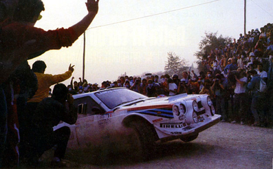 Massimo (Miki) Biasion - Tiziano Siviero
28º Rally Sanremo 1986. Lancia Delta S4 (TO 19737F). Clasificado 3º.

Equipo Peugeot descalificado
El tercer dí­a del Rally se examinó el Peugeot y se decreto que las aletas de la parte de abajo eran en realidad faldillas. Las faldillas habí­an sido prohibidas después del Córcega, y a pesar de que los coches habí­an pasado las verificaciones pre-rally, se excluyeron todos los Peugeot de inmediato. Peugeot llevó el asunto a la FISA en diciembre, y decidió que la exclusión era ilegal.

Todos los puntos del Rally para el Campeonato se anularon, por eso Sanremo de 1986 no pudo considerarse una prueba de WRC, y por eso Markku Alén fue Campeón del Mundo durante tan solo 10 dí­as.

Del 13 al 17 de Octubre, Sanremo, Imperia, Italia.
Superficie: asfalto - tierra.

El Rally tenía un total de 2148.69 Km de los que 532.60 Km divididos en 40 tramos eran especiales (2 de ellos fueron cancelados SS8 Santa Luce de 12.30 Km y SS22 La Sela 2 de 10.15 Km).

Tomaron la salida 118 equipos, finalizaron 38.
@
Palabras clave: Miki_Biasion;Tiziano_Siviero;Lancia;Delta;S4;Sanremo;Grupo_B;1986