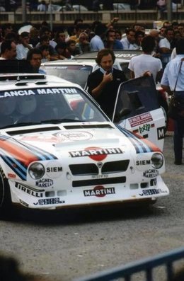 Massimo (Miki) Biasion - Tiziano Siviero
28º Rally Sanremo 1986. Lancia Delta S4 (TO 19737F). Clasificado 3º.

Equipo Peugeot descalificado
El tercer dí­a del Rally se examinó el Peugeot y se decreto que las aletas de la parte de abajo eran en realidad faldillas. Las faldillas habí­an sido prohibidas después del Córcega, y a pesar de que los coches habí­an pasado las verificaciones pre-rally, se excluyeron todos los Peugeot de inmediato. Peugeot llevó el asunto a la FISA en diciembre, y decidió que la exclusión era ilegal.

Todos los puntos del Rally para el Campeonato se anularon, por eso Sanremo de 1986 no pudo considerarse una prueba de WRC, y por eso Markku Alén fue Campeón del Mundo durante tan solo 10 dí­as.

Del 13 al 17 de Octubre, Sanremo, Imperia, Italia.
Superficie: asfalto - tierra.

El Rally tenía un total de 2148.69 Km de los que 532.60 Km divididos en 40 tramos eran especiales (2 de ellos fueron cancelados SS8 Santa Luce de 12.30 Km y SS22 La Sela 2 de 10.15 Km).

Tomaron la salida 118 equipos, finalizaron 38.
@
Palabras clave: Miki_Biasion;Tiziano_Siviero;Lancia;Delta;Sanremo;Grupo_B;1986