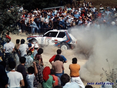 Massimo (Miki) Biasion - Tiziano Siviero
28º Rally Sanremo 1986. Lancia Delta S4 (TO 19737F). Clasificado 3º.

Equipo Peugeot descalificado
El tercer dí­a del Rally se examinó el Peugeot y se decreto que las aletas de la parte de abajo eran en realidad faldillas. Las faldillas habí­an sido prohibidas después del Córcega, y a pesar de que los coches habí­an pasado las verificaciones pre-rally, se excluyeron todos los Peugeot de inmediato. Peugeot llevó el asunto a la FISA en diciembre, y decidió que la exclusión era ilegal.

Todos los puntos del Rally para el Campeonato se anularon, por eso Sanremo de 1986 no pudo considerarse una prueba de WRC, y por eso Markku Alén fue Campeón del Mundo durante tan solo 10 dí­as.

Del 13 al 17 de Octubre, Sanremo, Imperia, Italia.
Superficie: asfalto - tierra.

El Rally tenía un total de 2148.69 Km de los que 532.60 Km divididos en 40 tramos eran especiales (2 de ellos fueron cancelados SS8 Santa Luce de 12.30 Km y SS22 La Sela 2 de 10.15 Km).

Tomaron la salida 118 equipos, finalizaron 38.

© Enzo Dalla Rosa
@@
Palabras clave: Miki_Biasion;Tiziano_Siviero;Lancia;Delta;Sanremo;Grupo_B;1986