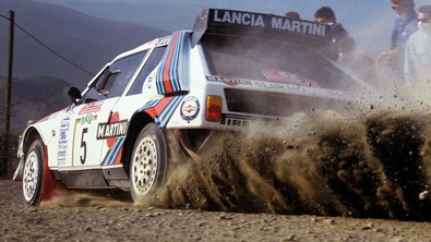 Massimo "Miki" Biasion - Tiziano Siviero
28º Rally Sanremo 1986. Lancia Delta S4 (TO 19737F). Clasificado 3º.

Equipo Peugeot descalificado
El tercer dí­a del Rally se examinó el Peugeot y se decreto que las aletas de la parte de abajo eran en realidad faldillas. Las faldillas habí­an sido prohibidas después del Córcega, y a pesar de que los coches habí­an pasado las verificaciones pre-rally, se excluyeron todos los Peugeot de inmediato. Peugeot llevó el asunto a la FISA en diciembre, y decidió que la exclusión era ilegal.

Todos los puntos del Rally para el Campeonato se anularon, por eso Sanremo de 1986 no pudo considerarse una prueba de WRC, y por eso Markku Alén fue Campeón del Mundo durante tan solo 10 dí­as.

Del 13 al 17 de Octubre, Sanremo, Imperia, Italia.
Superficie: asfalto - tierra.

El Rally tenía un total de 2148.69 Km de los que 532.60 Km divididos en 40 tramos eran especiales (2 de ellos fueron cancelados SS8 Santa Luce de 12.30 Km y SS22 La Sela 2 de 10.15 Km).

Tomaron la salida 118 equipos, finalizaron 38.
@
Palabras clave: Miki_Biasion;Tiziano_Siviero;Lancia;Delta;S4;Sanremo;Grupo_B;1986