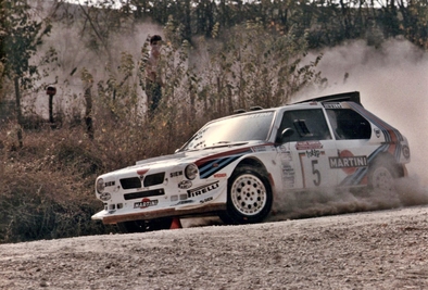 Massimo (Miki) Biasion - Tiziano Siviero
28º Rally Sanremo 1986. Lancia Delta S4 (TO 19737F). Clasificado 3º.

Equipo Peugeot descalificado
El tercer dí­a del Rally se examinó el Peugeot y se decreto que las aletas de la parte de abajo eran en realidad faldillas. Las faldillas habí­an sido prohibidas después del Córcega, y a pesar de que los coches habí­an pasado las verificaciones pre-rally, se excluyeron todos los Peugeot de inmediato. Peugeot llevó el asunto a la FISA en diciembre, y decidió que la exclusión era ilegal.

Todos los puntos del Rally para el Campeonato se anularon, por eso Sanremo de 1986 no pudo considerarse una prueba de WRC, y por eso Markku Alén fue Campeón del Mundo durante tan solo 10 dí­as.

Del 13 al 17 de Octubre, Sanremo, Imperia, Italia.
Superficie: asfalto - tierra.

El Rally tenía un total de 2148.69 Km de los que 532.60 Km divididos en 40 tramos eran especiales (2 de ellos fueron cancelados SS8 Santa Luce de 12.30 Km y SS22 La Sela 2 de 10.15 Km).

Tomaron la salida 118 equipos, finalizaron 38.

© Fabrizio Longarini
@
Palabras clave: Miki_Biasion;Tiziano_Siviero;Lancia;Delta;S4;Sanremo;Grupo_B;1986