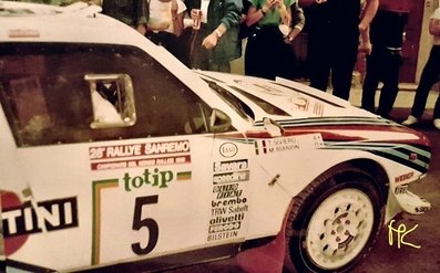 Massimo (Miki) Biasion - Tiziano Siviero
28º Rally Sanremo 1986. Lancia Delta S4 (TO 19737F). Clasificado 3º.

Equipo Peugeot descalificado
El tercer dí­a del Rally se examinó el Peugeot y se decreto que las aletas de la parte de abajo eran en realidad faldillas. Las faldillas habí­an sido prohibidas después del Córcega, y a pesar de que los coches habí­an pasado las verificaciones pre-rally, se excluyeron todos los Peugeot de inmediato. Peugeot llevó el asunto a la FISA en diciembre, y decidió que la exclusión era ilegal.

Todos los puntos del Rally para el Campeonato se anularon, por eso Sanremo de 1986 no pudo considerarse una prueba de WRC, y por eso Markku Alén fue Campeón del Mundo durante tan solo 10 dí­as.

Del 13 al 17 de Octubre, Sanremo, Imperia, Italia.
Superficie: asfalto - tierra.

El Rally tenía un total de 2148.69 Km de los que 532.60 Km divididos en 40 tramos eran especiales (2 de ellos fueron cancelados SS8 Santa Luce de 12.30 Km y SS22 La Sela 2 de 10.15 Km).

Tomaron la salida 118 equipos, finalizaron 38.
@

Palabras clave: Miki_Biasion;Tiziano_Siviero;Lancia;Delta;Sanremo;Grupo_B;1986