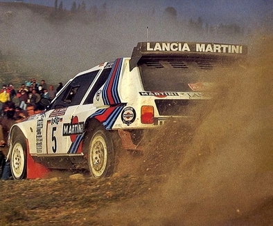 Massimo (Miki) Biasion - Tiziano Siviero
28º Rally Sanremo 1986. Lancia Delta S4 (TO 19737F). Clasificado 3º.

Equipo Peugeot descalificado
El tercer dí­a del Rally se examinó el Peugeot y se decreto que las aletas de la parte de abajo eran en realidad faldillas. Las faldillas habí­an sido prohibidas después del Córcega, y a pesar de que los coches habí­an pasado las verificaciones pre-rally, se excluyeron todos los Peugeot de inmediato. Peugeot llevó el asunto a la FISA en diciembre, y decidió que la exclusión era ilegal.

Todos los puntos del Rally para el Campeonato se anularon, por eso Sanremo de 1986 no pudo considerarse una prueba de WRC, y por eso Markku Alén fue Campeón del Mundo durante tan solo 10 dí­as.

Del 13 al 17 de Octubre, Sanremo, Imperia, Italia.
Superficie: asfalto - tierra.

El Rally tenía un total de 2148.69 Km de los que 532.60 Km divididos en 40 tramos eran especiales (2 de ellos fueron cancelados SS8 Santa Luce de 12.30 Km y SS22 La Sela 2 de 10.15 Km).

Tomaron la salida 118 equipos, finalizaron 38.
@

Palabras clave: Miki_Biasion;Tiziano_Siviero;Lancia;Delta;S4;Sanremo;Grupo_B;1986