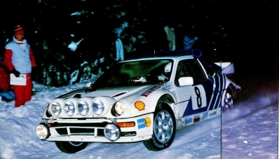 Karl-Erik (Kalle) Grundel - Benny Melander
36º Internacional Suecia Rally 1986. Ford RS200 (B200 Y00). Clasificado 3º.

Del 14 al 16 de Febrero, Karlstad, Suecia.
Superficie: nieve - hielo.

El Rally tenia un total de 1670.00 km de los que 556.79 km divididos en 30 tramos eran especiales.

Tomaron la salida 107 equipos, finalizaron 62.@
Palabras clave: Kalle_Grundel;Ford;Grupo_B;Suecia;1986;nieve