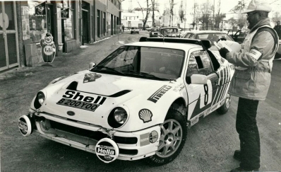 Karl-Erik (Kalle) Grundel - Benny Melander
36º Internacional Suecia Rally 1986. Ford RS200 (B200 Y00). Clasificado 3º.

Del 14 al 16 de Febrero, Karlstad, Suecia.
Superficie: nieve - hielo.

El Rally tenia un total de 1670.00 km de los que 556.79 km divididos en 30 tramos eran especiales.

Tomaron la salida 107 equipos, finalizaron 62.@
Palabras clave: Kalle_Grundel;Ford;Grupo_B;Suecia;1986;nieve