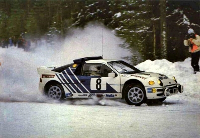 Karl-Erik (Kalle) Grundel - Benny Melander
36º Internacional Suecia Rally 1986. Ford RS200 (B200 Y00). Clasificado 3º.

Del 14 al 16 de Febrero, Karlstad, Suecia.
Superficie: nieve - hielo.

El Rally tenia un total de 1670.00 km de los que 556.79 km divididos en 30 tramos eran especiales.

Tomaron la salida 107 equipos, finalizaron 62.@
Palabras clave: Kalle_Grundel;Ford;Grupo_B;Suecia;1986;nieve