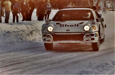 Karl-Erik (Kalle) Grundel - Benny Melander
36º Internacional Suecia Rally 1986. Ford RS200 (B200 Y00). Clasificado 3º.

Del 14 al 16 de Febrero, Karlstad, Suecia.
Superficie: nieve - hielo.

El Rally tenia un total de 1670.00 km de los que 556.79 km divididos en 30 tramos eran especiales.

Tomaron la salida 107 equipos, finalizaron 62.@
Palabras clave: Kalle_Grundel;Ford;Grupo_B;Suecia;1986;nieve