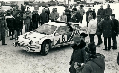 Karl-Erik (Kalle) Grundel - Benny Melander
36º Internacional Suecia Rally 1986. Ford RS200 (B200 Y00). Clasificado 3º.

Del 14 al 16 de Febrero, Karlstad, Suecia.
Superficie: nieve - hielo.

El Rally tenia un total de 1670.00 km de los que 556.79 km divididos en 30 tramos eran especiales.

Tomaron la salida 107 equipos, finalizaron 62.@
Palabras clave: Kalle_Grundel;Ford;Grupo_B;Suecia;1986;nieve
