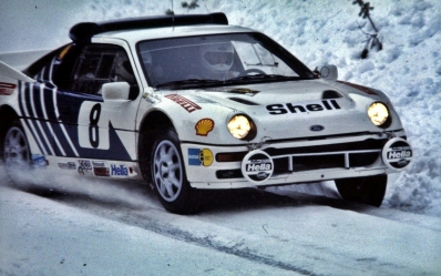 Karl-Erik (Kalle) Grundel - Benny Melander
36º Internacional Suecia Rally 1986. Ford RS200 (B200 Y00). Clasificado 3º.

Del 14 al 16 de Febrero, Karlstad, Suecia.
Superficie: nieve - hielo.

El Rally tenia un total de 1670.00 km de los que 556.79 km divididos en 30 tramos eran especiales.

Tomaron la salida 107 equipos, finalizaron 62.@
Palabras clave: Kalle_Grundel;Ford;Grupo_B;Suecia;1986;nieve