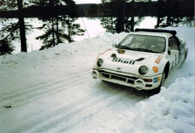 Karl-Erik (Kalle) Grundel - Benny Melander
36º Internacional Suecia Rally 1986. Ford RS200 (B200 Y00). Clasificado 3º.

Del 14 al 16 de Febrero, Karlstad, Suecia.
Superficie: nieve - hielo.

El Rally tenia un total de 1670.00 km de los que 556.79 km divididos en 30 tramos eran especiales.

Tomaron la salida 107 equipos, finalizaron 62.@
Palabras clave: Kalle_Grundel;Ford;Grupo_B;Suecia;1986;nieve