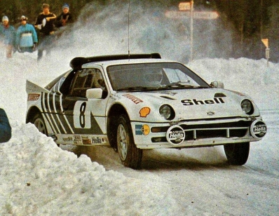Karl-Erik (Kalle) Grundel - Benny Melander
36º Internacional Suecia Rally 1986. Ford RS200 (B200 Y00). Clasificado 3º.
Ford Motor Co. Ltd.

Del 14 al 16 de Febrero, Karlstad, Suecia.
Superficie: nieve - hielo.

El Rally tenia un total de 1670.00 km de los que 556.79 km divididos en 30 tramos eran especiales.

Tomaron la salida 107 equipos, finalizaron 62.@
Palabras clave: Kalle_Grundel;Ford;Grupo_B;Suecia;1986;nieve