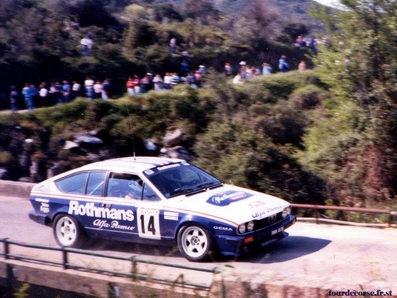 Yves Loubet - Jean-Marc Andrié
30º Rally Tour de Corse - Rallye de France 1986. Alfa Romeo GTV6 (2888 US 06). Clasificado 3º.

Del 1 al 3 de Mayo, Ajaccio, Córcega, Francia.
Superficie: asfalto.
El Rally tenia un total de 1551.00 km de los que 1122.34 km divididos en 30 tramos eran especiales. (4 de ellos fueron cancelados. SS12 Figarella - Cardo de 15.75 Km, SS18 Corte - Taverna de 26.84 Km, SS19 Moltifao - Speloncato de 38.16 Km y SS20 Corbara - Calenzana de 23.69 Km. Los 3 últimos por el fatal accidente de Henri y Sergio).
Tomaron la salida 122 equipos, finalizaron 31.

En esta edición habí­an 5 tramos de 50 o mas Km cronometrados, SS7 Cozzano - Col de la Serra de 50.84, SS8 Muracciole - Abbazia de 50.00, SS10 Pont d'Altiani - Pont St Laurent de 56.01, SS14 Prunelli - San Pancrazio de 55.67 y SS17 Campe Militaire - Corte de 58.14. Uno de mas de 70 km, SS23 Saint Roch - Suaricchio de 78.19, y otro, el último, SS30 Liamone - Suaricchio de 83.16 Km.

Aquí dejo los kilómetros de cada uno de los 30 tramos del Rally:

1ª ETAPA (01-Mayo-1986)
SS1 Verghia - Pont de la Masina de 38.09 km
SS2 Sainte Marie Sicche - Moca 1 de 23.96 km
SS3 Petreto - Aullene 1 de 20.03 km
SS4 Zerubia - Santa Giulia de 30.60 km
SS5 Sartene - Zonza de 44.23 km
SS6 Aullene - Zicavo de 25.59 km
SS7 Cozzano - Col de la Serra de 50.84 km
SS8 Muracciole - Abbazia de 50.00 km
SS9 Campo al Quarcio - Ponte de Noceta de 33.77 km
SS10 Pont d'Altiani - Pont St Laurent de 56.01 km
SS11 Ponte Rosso - Borgo de 42.29 km

TOTAL ETAPA 415.41 km

2ª ETAPA (02 Mayo-1986)
SS12 Figarella - Cardo (cancelado) de 15.75 km
SS13 Saint Florent - Col de San Stefano de 26.81 km
SS14 Prunelli - San Pancrazio de 55.67 km
SS15 Folelli - Santa Lucia di Moriani de 18.49 km
SS16 Moriani Plage - Orsoni de 20.10 km
SS17 Campe Militaire Corte de 58.14 km
SS18 Corte - Taverna (cancelado) de 26.84 km
SS19 Moltifao - Speloncato (cancelado) de 38.16 km
SS20 Corbara - Calenzana (cancelado) de 23.69 km

TOTAL ETAPA 283.65 km

3ª ETAPA (03-Mayo-1986)
SS21 Norte Dame de la Serra - Pont du Fango de 28.77 km
SS22 Fango - Ota de 48.59 km
SS23 Saint Roch - Suaricchio de 78.19 km
SS24 Tavera - Pont de Mezzana de 30.57 km
SS25 Sainte Marie Sicche - Moca 2 de 23.96 km
SS26 Petreto - Aullene 2 de 20.03 km
SS27 Sorbollano - Santa Giulia de 35.59 km
SS28 Calvese - Agosta Plage de 38.69 km
SS29 Plaine de Peri - Capiglioli de 35.73 km
SS30 Liamone - Suaricchio 83.16 km

TOTAL ETAPA 423.28 km.
SUMANDO LAS TRES ETAPAS, ESTAMOS HABLANDO DE 1122.34 KM CRONOMETRADOS... UNA SALVAJADA...@
Palabras clave: Yves_Loubet;Alfa_Romeo;Alfa_Romeo;Corcega;1986;Corse