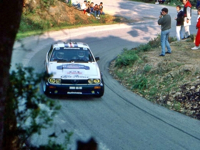 Yves Loubet - Jean-Marc Andrié
30º Rally Tour de Corse - Rallye de France 1986. Alfa Romeo GTV6 (2888 US 06). Clasificado 3º.

Del 1 al 3 de Mayo, Ajaccio, Córcega, Francia.
Superficie: asfalto.
El Rally tenia un total de 1551.00 km de los que 1122.34 km divididos en 30 tramos eran especiales. (4 de ellos fueron cancelados. SS12 Figarella - Cardo de 15.75 Km, SS18 Corte - Taverna de 26.84 Km, SS19 Moltifao - Speloncato de 38.16 Km y SS20 Corbara - Calenzana de 23.69 Km. Los 3 últimos por el fatal accidente de Henri y Sergio).
Tomaron la salida 122 equipos, finalizaron 31.

En esta edición habí­an 5 tramos de 50 o mas Km cronometrados, SS7 Cozzano - Col de la Serra de 50.84, SS8 Muracciole - Abbazia de 50.00, SS10 Pont d'Altiani - Pont St Laurent de 56.01, SS14 Prunelli - San Pancrazio de 55.67 y SS17 Campe Militaire - Corte de 58.14. Uno de mas de 70 km, SS23 Saint Roch - Suaricchio de 78.19, y otro, el último, SS30 Liamone - Suaricchio de 83.16 Km.

Aquí dejo los kilómetros de cada uno de los 30 tramos del Rally:

1ª ETAPA (01-Mayo-1986)
SS1 Verghia - Pont de la Masina de 38.09 km
SS2 Sainte Marie Sicche - Moca 1 de 23.96 km
SS3 Petreto - Aullene 1 de 20.03 km
SS4 Zerubia - Santa Giulia de 30.60 km
SS5 Sartene - Zonza de 44.23 km
SS6 Aullene - Zicavo de 25.59 km
SS7 Cozzano - Col de la Serra de 50.84 km
SS8 Muracciole - Abbazia de 50.00 km
SS9 Campo al Quarcio - Ponte de Noceta de 33.77 km
SS10 Pont d'Altiani - Pont St Laurent de 56.01 km
SS11 Ponte Rosso - Borgo de 42.29 km

TOTAL ETAPA 415.41 km

2ª ETAPA (02 Mayo-1986)
SS12 Figarella - Cardo (cancelado) de 15.75 km
SS13 Saint Florent - Col de San Stefano de 26.81 km
SS14 Prunelli - San Pancrazio de 55.67 km
SS15 Folelli - Santa Lucia di Moriani de 18.49 km
SS16 Moriani Plage - Orsoni de 20.10 km
SS17 Campe Militaire Corte de 58.14 km
SS18 Corte - Taverna (cancelado) de 26.84 km
SS19 Moltifao - Speloncato (cancelado) de 38.16 km
SS20 Corbara - Calenzana (cancelado) de 23.69 km

TOTAL ETAPA 283.65 km

3ª ETAPA (03-Mayo-1986)
SS21 Norte Dame de la Serra - Pont du Fango de 28.77 km
SS22 Fango - Ota de 48.59 km
SS23 Saint Roch - Suaricchio de 78.19 km
SS24 Tavera - Pont de Mezzana de 30.57 km
SS25 Sainte Marie Sicche - Moca 2 de 23.96 km
SS26 Petreto - Aullene 2 de 20.03 km
SS27 Sorbollano - Santa Giulia de 35.59 km
SS28 Calvese - Agosta Plage de 38.69 km
SS29 Plaine de Peri - Capiglioli de 35.73 km
SS30 Liamone - Suaricchio 83.16 km

TOTAL ETAPA 423.28 km.
SUMANDO LAS TRES ETAPAS, ESTAMOS HABLANDO DE 1122.34 KM CRONOMETRADOS... UNA SALVAJADA...@
Palabras clave: Yves_Loubet;Alfa_Romeo;Alfa_Romeo;Corcega;1986;Corse