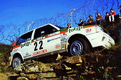 Giovanni Del Zoppo - Loris Roggia
20º Rallye de Portugal Vinho do Porto 1986. Fiat Uno Turbo (TO 32375D). Clasificado 3º.

Del 5 al 8 de Marzo, Estoril, Portugal.
Superficie: asfalto - tierra.

El Rallye tenía un total de 2428.47 km de los que 703.50 km divididos en 48 tramos eran especiales.

Todos los equipos "top" abandonan la prueba a causa del fatal accidente de Joaquim Santos y su Ford RS200 donde fallecieron 3 personas y muchas otras resultaron heridas de mayor y menor gravedad.

Todos los pilotos estaban indignados con el comportamiento del público, irresponsable y peligroso.
Hay que decir que habí­a público de todas las nacionalidades, pasó en Portugal como podrí­a haber pasado en cualquier otro Rallye del sur de Europa.

Henri fue quien comunicó a la prensa la unánime decisión de los pilotos.

Nueve tramos especiales fueron cancelados.
Los tres primeros una vez comenzados, (anulando los tiempos de todos los que habían terminado el tramo), SS1 Lagoa Azul 1 de 5.00 km, donde sucedió el accidente, SS2 Peninha1 de 6.50 km, SS3 Sintra 1 de 10.50 km, SS4 Lagoa Azul 2 de 5.00 km, SS5 Peninha 2 de 6.50 km, SS6 Sintra 2 de 10.50 km, SS7 Lagoa Azul 3 de 5.00 km, SS8 Peninha 3 de 6.50 km, SS9 Sintra 3 de 10.50 km.

Tomaron la salida 111 equipos, finalizaron 35.

Palabras clave: Fiat;Uno;Turbo;Portugal;1986