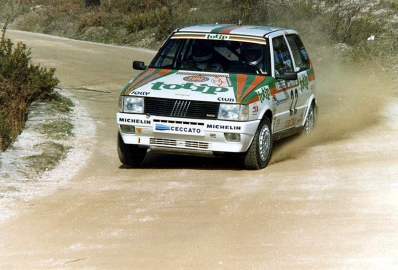 Giovanni Del Zoppo - Loris Roggia
20º Rallye de Portugal Vinho do Porto 1986. Fiat Uno Turbo (TO 32375D). Clasificado 3º.

Del 5 al 8 de Marzo, Estoril, Portugal.
Superficie: asfalto - tierra.

El Rallye tenía un total de 2428.47 km de los que 703.50 km divididos en 48 tramos eran especiales.

Todos los equipos "top" abandonan la prueba a causa del fatal accidente de Joaquim Santos y su Ford RS200 donde fallecieron 3 personas y muchas otras resultaron heridas de mayor y menor gravedad.

Todos los pilotos estaban indignados con el comportamiento del público, irresponsable y peligroso.
Hay que decir que habí­a público de todas las nacionalidades, pasó en Portugal como podrí­a haber pasado en cualquier otro Rallye del sur de Europa.

Henri fue quien comunicó a la prensa la unánime decisión de los pilotos.

Nueve tramos especiales fueron cancelados.
Los tres primeros una vez comenzados, (anulando los tiempos de todos los que habían terminado el tramo), SS1 Lagoa Azul 1 de 5.00 km, donde sucedió el accidente, SS2 Peninha1 de 6.50 km, SS3 Sintra 1 de 10.50 km, SS4 Lagoa Azul 2 de 5.00 km, SS5 Peninha 2 de 6.50 km, SS6 Sintra 2 de 10.50 km, SS7 Lagoa Azul 3 de 5.00 km, SS8 Peninha 3 de 6.50 km, SS9 Sintra 3 de 10.50 km.

Tomaron la salida 111 equipos, finalizaron 35.

Palabras clave: Fiat;Uno;Turbo;Portugal;1986