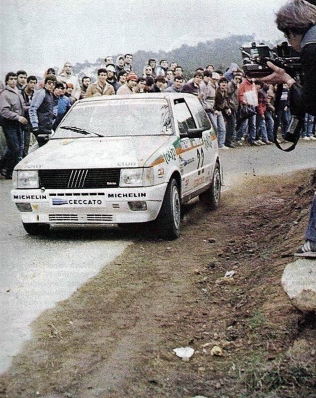 Giovanni Del Zoppo - Loris Roggia
20º Rallye de Portugal Vinho do Porto 1986. Fiat Uno Turbo (TO 32375D). Clasificado 3º.

Del 5 al 8 de Marzo, Estoril, Portugal.
Superficie: asfalto - tierra.

El Rallye tenía un total de 2428.47 km de los que 703.50 km divididos en 48 tramos eran especiales.

Todos los equipos "top" abandonan la prueba a causa del fatal accidente de Joaquim Santos y su Ford RS200 donde fallecieron 3 personas y muchas otras resultaron heridas de mayor y menor gravedad.

Todos los pilotos estaban indignados con el comportamiento del público, irresponsable y peligroso.
Hay que decir que habí­a público de todas las nacionalidades, pasó en Portugal como podrí­a haber pasado en cualquier otro Rallye del sur de Europa.

Henri fue quien comunicó a la prensa la unánime decisión de los pilotos.

Nueve tramos especiales fueron cancelados.
Los tres primeros una vez comenzados, (anulando los tiempos de todos los que habían terminado el tramo), SS1 Lagoa Azul 1 de 5.00 km, donde sucedió el accidente, SS2 Peninha1 de 6.50 km, SS3 Sintra 1 de 10.50 km, SS4 Lagoa Azul 2 de 5.00 km, SS5 Peninha 2 de 6.50 km, SS6 Sintra 2 de 10.50 km, SS7 Lagoa Azul 3 de 5.00 km, SS8 Peninha 3 de 6.50 km, SS9 Sintra 3 de 10.50 km.

Tomaron la salida 111 equipos, finalizaron 35.

Palabras clave: Fiat;Uno;Turbo;Portugal;1986
