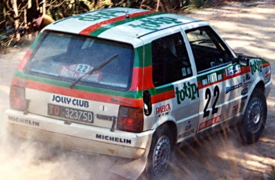 Giovanni Del Zoppo - Loris Roggia
20º Rallye de Portugal Vinho do Porto 1986. Fiat Uno Turbo (TO 32375D). Clasificado 3º.

Del 5 al 8 de Marzo, Estoril, Portugal.
Superficie: asfalto - tierra.

El Rallye tenía un total de 2428.47 km de los que 703.50 km divididos en 48 tramos eran especiales.

Todos los equipos "top" abandonan la prueba a causa del fatal accidente de Joaquim Santos y su Ford RS200 donde fallecieron 3 personas y muchas otras resultaron heridas de mayor y menor gravedad.

Todos los pilotos estaban indignados con el comportamiento del público, irresponsable y peligroso.
Hay que decir que habí­a público de todas las nacionalidades, pasó en Portugal como podrí­a haber pasado en cualquier otro Rallye del sur de Europa.

Henri fue quien comunicó a la prensa la unánime decisión de los pilotos.

Nueve tramos especiales fueron cancelados.
Los tres primeros una vez comenzados, (anulando los tiempos de todos los que habían terminado el tramo), SS1 Lagoa Azul 1 de 5.00 km, donde sucedió el accidente, SS2 Peninha1 de 6.50 km, SS3 Sintra 1 de 10.50 km, SS4 Lagoa Azul 2 de 5.00 km, SS5 Peninha 2 de 6.50 km, SS6 Sintra 2 de 10.50 km, SS7 Lagoa Azul 3 de 5.00 km, SS8 Peninha 3 de 6.50 km, SS9 Sintra 3 de 10.50 km.

Tomaron la salida 111 equipos, finalizaron 35.

Palabras clave: Fiat;Uno;Turbo;Portugal;1986