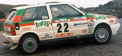 Giovanni Del Zoppo - Loris Roggia
20º Rallye de Portugal Vinho do Porto 1986. Fiat Uno Turbo (TO 32375D). Clasificado 3º.

Del 5 al 8 de Marzo, Estoril, Portugal.
Superficie: asfalto - tierra.

El Rallye tenía un total de 2428.47 km de los que 703.50 km divididos en 48 tramos eran especiales.

Todos los equipos "top" abandonan la prueba a causa del fatal accidente de Joaquim Santos y su Ford RS200 donde fallecieron 3 personas y muchas otras resultaron heridas de mayor y menor gravedad.

Todos los pilotos estaban indignados con el comportamiento del público, irresponsable y peligroso.
Hay que decir que habí­a público de todas las nacionalidades, pasó en Portugal como podrí­a haber pasado en cualquier otro Rallye del sur de Europa.

Henri fue quien comunicó a la prensa la unánime decisión de los pilotos.

Nueve tramos especiales fueron cancelados.
Los tres primeros una vez comenzados, (anulando los tiempos de todos los que habían terminado el tramo), SS1 Lagoa Azul 1 de 5.00 km, donde sucedió el accidente, SS2 Peninha1 de 6.50 km, SS3 Sintra 1 de 10.50 km, SS4 Lagoa Azul 2 de 5.00 km, SS5 Peninha 2 de 6.50 km, SS6 Sintra 2 de 10.50 km, SS7 Lagoa Azul 3 de 5.00 km, SS8 Peninha 3 de 6.50 km, SS9 Sintra 3 de 10.50 km.

Tomaron la salida 111 equipos, finalizaron 35.

Palabras clave: Fiat;Uno;Turbo;Portugal;1986