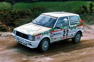 Giovanni Del Zoppo - Loris Roggia
20º Rallye de Portugal Vinho do Porto 1986. Fiat Uno Turbo (TO 32375D). Clasificado 3º.

Del 5 al 8 de Marzo, Estoril, Portugal.
Superficie: asfalto - tierra.

El Rallye tenía un total de 2428.47 km de los que 703.50 km divididos en 48 tramos eran especiales.

Todos los equipos "top" abandonan la prueba a causa del fatal accidente de Joaquim Santos y su Ford RS200 donde fallecieron 3 personas y muchas otras resultaron heridas de mayor y menor gravedad.

Todos los pilotos estaban indignados con el comportamiento del público, irresponsable y peligroso.
Hay que decir que habí­a público de todas las nacionalidades, pasó en Portugal como podrí­a haber pasado en cualquier otro Rallye del sur de Europa.

Henri fue quien comunicó a la prensa la unánime decisión de los pilotos.

Nueve tramos especiales fueron cancelados.
Los tres primeros una vez comenzados, (anulando los tiempos de todos los que habían terminado el tramo), SS1 Lagoa Azul 1 de 5.00 km, donde sucedió el accidente, SS2 Peninha1 de 6.50 km, SS3 Sintra 1 de 10.50 km, SS4 Lagoa Azul 2 de 5.00 km, SS5 Peninha 2 de 6.50 km, SS6 Sintra 2 de 10.50 km, SS7 Lagoa Azul 3 de 5.00 km, SS8 Peninha 3 de 6.50 km, SS9 Sintra 3 de 10.50 km.

Tomaron la salida 111 equipos, finalizaron 35.

Palabras clave: Fiat;Uno;Turbo;Portugal;1986