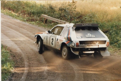 Markku Alén - Ilkka Kivimäki
36º 1000 Lakes Rally 1986 (Finlandia). Lancia Delta S4. Clasificado 3º.
De SS1 a SS34, dominò el Rally Markku Alen con el Lancia Delta S4, pero una pequeña salida de pista le hizo perder un tiempo imposible de recuperar hasta el final del mismo,(Total SS48),quedando 3º. 2º quedò Juha Kankkunen compañero de Equipo de Timo Salonen.
El Rally tenia un total de 1353 km de los que 382 km divididos en 48 tramos, eran especiales, (una de ellas fue cancelada SS8 Savo de 8.11 Km).
Se inscribieron 169 participantes, tomaron la salida 164, finalizaron 81.@
Palabras clave: Markku_Alen;Lancia;Delta;S4;Grupo_B;Finlandia;1986
