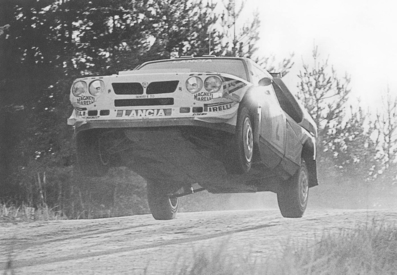 Markku Alén - Ilkka Kivimäki
36º 1000 Lakes Rally 1986 (Finlandia). Lancia Delta S4. Clasificado 3º.
De SS1 a SS34, dominò el Rally Markku Alen con el Lancia Delta S4, pero una pequeña salida de pista le hizo perder un tiempo imposible de recuperar hasta el final del mismo,(Total SS48),quedando 3º. 2º quedò Juha Kankkunen compañero de Equipo de Timo Salonen.
El Rally tenia un total de 1353 km de los que 382 km divididos en 48 tramos, eran especiales, (una de ellas fue cancelada SS8 Savo de 8.11 Km).
Se inscribieron 169 participantes, tomaron la salida 164, finalizaron 81.@
Palabras clave: Markku_Alen;Lancia;Delta;S4;Grupo_B;Finlandia;1986;