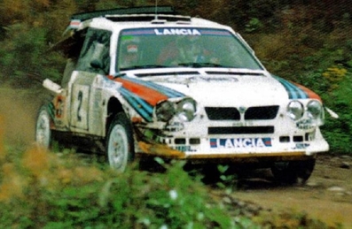 Markku Alén - Ilkka Kivimäki
36º Rally 1000 Lagos 1986 (Finlandia). Lancia Delta S4. Clasificado 3º.
De SS1 a SS34, dominò el Rally Markku Alen con el Lancia Delta S4, pero una pequeña salida de pista le hizo perder un tiempo imposible de recuperar hasta el final del mismo,(Total SS48),quedando 3º. 2º quedò Juha Kankkunen compañero de Equipo de Timo Salonen.
El Rally tenia un total de 1353 km de los que 382 km divididos en 48 tramos, eran especiales, (una de ellas fue cancelada SS8 Savo de 8.11 Km).
Se inscribieron 169 participantes, tomaron la salida 164, finalizaron 81.@
Palabras clave: Markku_Alen;Lancia;Delta;S4;Grupo_B;Finlandia;1986