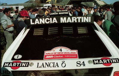 Massimo (Miki) Biasion - Tiziano Siviero
16º AWA Clarion Rally de Nueva Zelanda 1986. Lancia Delta S4 (TO 90681E). Clasificado 3º.

También se pueden ver los alerones superiores/traseros de los otros 2 Lancia Delta S4 de: 

2# (TO 90679E) Markku Alén - Ilkka Kivimäki, clasificado 2º.

6# (TO 76794E) Mikael Ericsson - Claes Billstam, clasificado 4º.

Del 5 al 8 de Julio, Auckland, Nueva Zelanda.
Superficie: tierra.

El Rally tenia un total de 1980 km de los que 597.76 km divididos en 35 tramos eran especiales, (uno de ellos fue cancelado SS26 Kawerau Forest de 26.73 Km).

Se inscribieron 55 equipos, tomaron la salida 52, finalizaron 40.@
Palabras clave: Lancia;Delta;Grupo_B;Nueva_Zelanda;1986