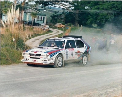 Massimo (Miki) Biasion - Tiziano Siviero
16º AWA Clarion Rally de Nueva Zelanda 1986. Lancia Delta S4 (TO 90681E). Clasificado 3º.

Del 5 al 8 de Julio, Auckland, Nueva Zelanda.
Superficie: tierra.

El Rally tenia un total de 1980 km de los que 597.76 km divididos en 35 tramos eran especiales, (uno de ellos fue cancelado SS26 Kawerau Forest de 26.73 Km).

Se inscribieron 55 equipos, tomaron la salida 52, finalizaron 40.@
Palabras clave: Miki_Biasion;Lancia;Delta;Grupo_B;Nueva_Zelanda;1986