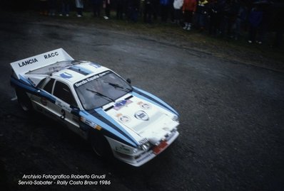 Salvador Servià i Costa - Jordi Sabater
34º Rally Costa Brava 1986. Lancia Rally 037 (2M 5511 P). Clasificado 3º.

Del 21 al 23 de Febrero, Lloret de Mar, Girona, Catalunya, España.
Superficie: asfalto - tierra.

El Rally tenia un total de 1293.91 Km de los que 557.07 Km divididos en 29 tramos eran especiales.

Se inscribieron 110 equipos, tomaron la salida 94, finalizaron 30.

© Roberto Gnudi.
@
Palabras clave: Salvador_Servia;Jordi_Sabater;Lancia;Rally;Grupo_B;1986;Costa_Brava;España;Spain