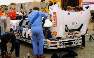 Asistencia del Equipo Ford Motor Co Ltd en el 24º Tudor Webasto Manx International Rally 1986
En el Ford RS200 (C200 KHJ) de Mark Lovell - Roger Freeman, clasificados 3º.

Del 11 al 13 de Septiembre, Douglas, Isla de Man.
Superficie: asfalto.

El Rally tenia un total de 412.85 km cronometrados divididos en 30 tramos especiales (2 de ellos fueron cancelados SS13 Glen Roy de 7.43 km y SS25 West Baldwin de 17.28km)
.
Tomaron la salida 112 equipos, finalizaron 55.@
Palabras clave: ;Ford;RS200;Grupo_B;Manx;1986;Asistencias