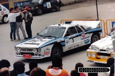 Salvador Servià i Costa  - Jordi Sabater
10° Rally Villa de Llanes 1986. Lancia Rally 037. Clasificado 3º.
Al lado se puede ver el Renault 5 Maxiturbo de Carlos Sainz - Antonio Boto.

Sainz después de ir todo el rally peleando con Zanini (Ford RS200 / 2M 5557 P) por la victoria, cuando quedaban dos tramos para el final y liderando la prueba, apareció la lluvia en el tramo del Fito... Todos montaron ruedas de seco.

En la bajada del tramo Carlos se sale de la carretera, apareciendo poco después Zanini, que también se sale en la misma curva golpeando el Maxiturbo de Carlos.

Salvador Servià (Lancia Rally 037 / 2M 5511 P) consigue pasar por los pelos y por las indicaciones de Carlos para que aminorara la velocidad. Después de más de cuatro minutos, Zanini logra devolver el Ford, (que estaba apoyado al Maxiturbo de Carlos), a la carretera y continuar en carrera, quedando en 4ª posición final del Rally.

Carlos Sainz se queda en el lugar sin poder hacer nada para seguir en competición.

El 1 de Junio, Llanes, Asturias, España.
Superficie: asfalto.

Tomaron la salida 52 equipos, finalizaron 35.
@
Palabras clave: Salvador_Servia;Jordi_Sabater;Lancia;Rally;Grupo_B;Villa_Llanes;1986;parque_Cerrado