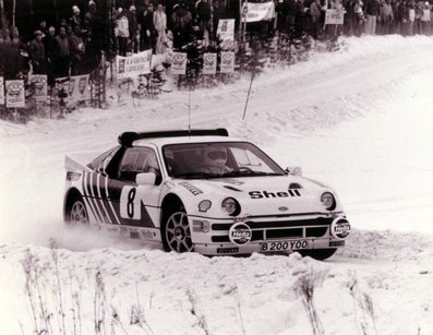 Karl-Erik (Kalle) Grundel - Benny Melander
36º Internacional Suecia Rally 1986. Ford RS200 (B200 Y00). Clasificado 3º.

Del 14 al 16 de Febrero, Karlstad, Suecia.
Superficie: nieve - hielo.

El Rally tenia un total de 1670.00 km de los que 556.79 km divididos en 30 tramos eran especiales.

Tomaron la salida 107 equipos, finalizaron 62.@
Palabras clave: Kalle_Grundel;Ford;Grupo_B;Suecia;1986;nieve