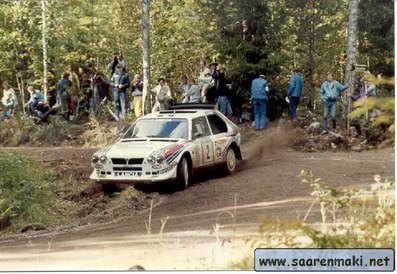 Markku Alén - Ilkka Kivimäki
36º 1000 Lakes Rally 1986. Lancia Delta S4 (TO-90681E). Clasificado 3º.

De SS1 a SS34, dominó el Rally Markku Alen con el Lancia Delta S4, pero una pequeña salida de pista le hizo perder un tiempo imposible de recuperar hasta el final del mismo (total SS48) quedando 3º.
2º quedó Juha Kankkunen compañero de Equipo de Timo Salonen.

Del 5 al 7 de Septiembre, Jyväskylä, Finlandia.
Superficie: tierra.

El Rally tenia un total de 1344.89 km de los que 389.97 km divididos en 48 tramos eran especiales, (una de ellas fue cancelada SS8 Savo de 8.11 Km).

Se inscribieron 169 equipos, tomaron la salida 164, finalizaron 81.
@
Palabras clave: Markku_Alen;Lancia;Delta;S4;Grupo_B;Finlandia;1986