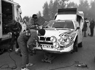 Asistencia del Equipo Martini Lancia en el 36º Rally 1000 Lagos 1986 (Finlandia)
En el Lancia Delta S4 (TO-90681E) de Markku Alén - Illka Kivimaki. Lancia Delta S4. Clasificado 3º.

De SS1 a SS34, dominó el Rally Markku Alen con el Lancia Delta S4, pero una pequeña salida de pista le hizo perder un tiempo imposible de recuperar hasta el final del mismo (total SS48) quedando 3º.
2º quedó Juha Kankkunen compañero de Equipo de Timo Salonen.

Del 5 al 7 de Septiembre, Jyväskylä, Finlandia.
Superficie: tierra.

El Rally tenia un total de 1344.89 km de los que 389.97 km divididos en 48 tramos eran especiales, (una de ellas fue cancelada SS8 Savo de 8.11 Km).

Se inscribieron 169 equipos, tomaron la salida 164, finalizaron 81.

Palabras clave: Markku_Alen;Lancia;Delta;S4;Grupo_B;Finlandia;1986;Asistencias